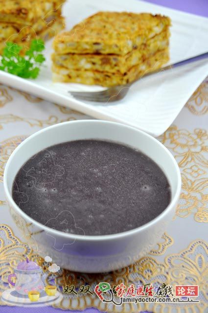 上班族媽媽如何搞定一份營養(yǎng)美味早餐——馬蹄肉餅+黑米粥