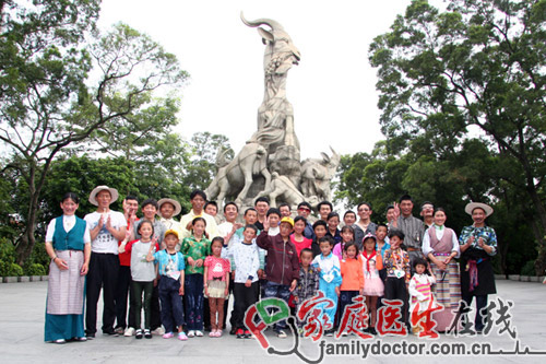 西藏首批26名先心病患兒成功手術(shù)后在五羊雕塑下留影