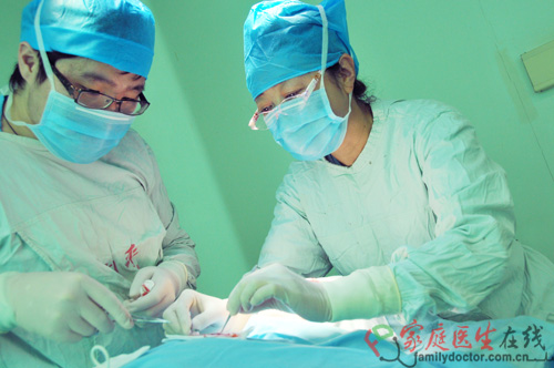高建華教授幫患者手術(shù)中