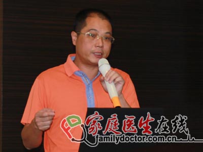 中山醫(yī)科大學(xué)第一附屬醫(yī)院兒科血液腫瘤?？浦魅瘟_學(xué)群教授在指導(dǎo)戈謝病患者和家屬如何防治。