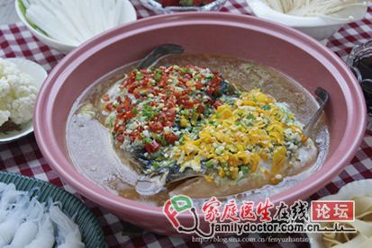 顛覆傳統(tǒng)剁椒魚頭的創(chuàng)新做法--鴛鴦剁椒魚頭火鍋