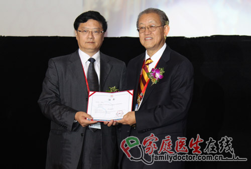 大會(huì)聘請(qǐng)美國南加州大學(xué)醫(yī)院神經(jīng)放射科主任、美國南加州大學(xué)醫(yī)學(xué)院教授徐志誠教授為榮譽(yù)會(huì)員