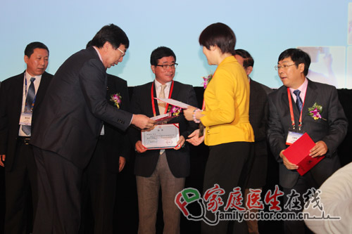 大會(huì)授予會(huì)議小組組長榮譽(yù)證書