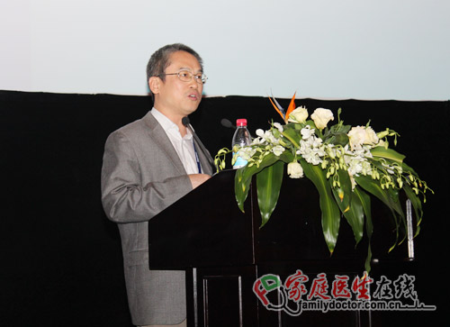 中山大學(xué)附屬第一醫(yī)院放射科主任李子平教授正進(jìn)行主題演講